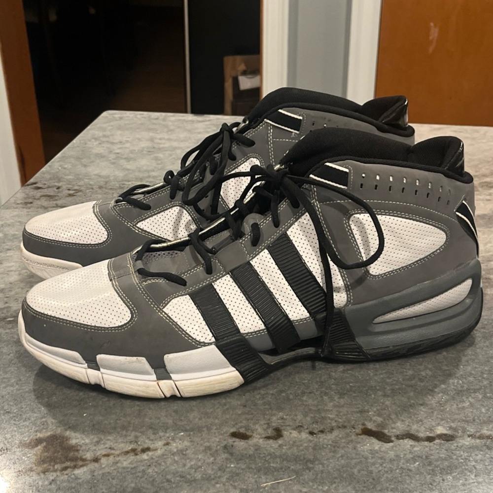 Adidas Men's Thrillrahna Basketball Shoe,White/Black/Lead, size 18M